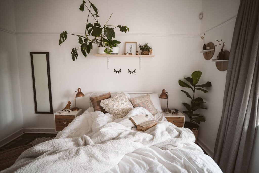 camera da letto con letto sfatto