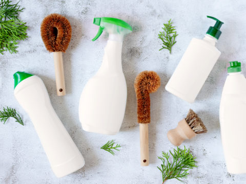 Detersivi naturali: 5 ricette fai da te per pulizie green e sostenibili