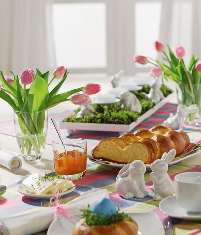 I tulipani simboleggiano la rinascita e sono ideali per decorare la tavola di Pasqua. Sceglili color