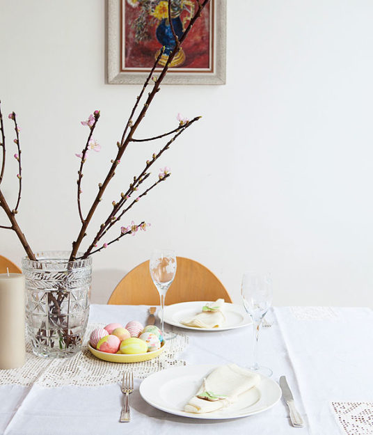I fiori di pesco o di ciliegio non sono direttamente legati alla tradizione della Pasqua, ma sboccia