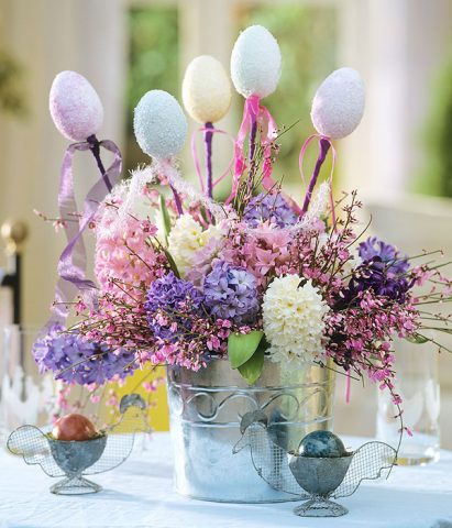 I giacinti si prestano a bellissime composizioni primaverili, adatte alla Pasqua. Unite giacinti di