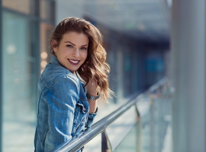 donna sorriso capelli lunghi