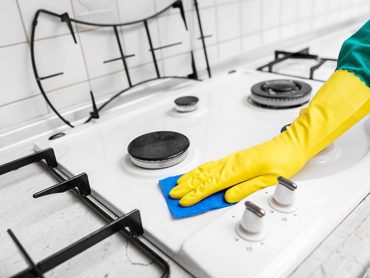 Per eliminare le incrostazioni, prepara una miscela di acqua e sale e passala con una spugna. Sulle