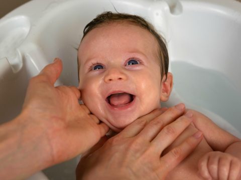 Il contatto di pelle fra mamme e bambini aumenta la felicità