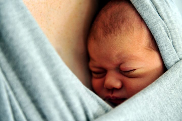 ISTINTO PRIMORDIALE Hai notato che i bambini posizionati in una fascia porta bebè tendono a pianger