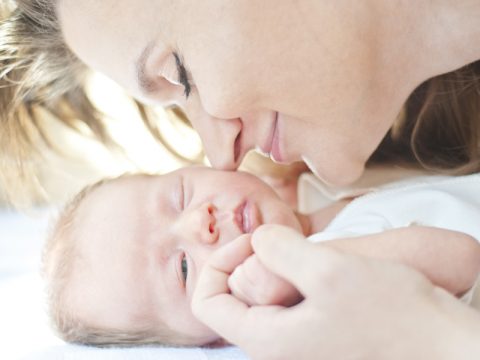 Stress post parto? Il neonato lo supera con le coccole materne