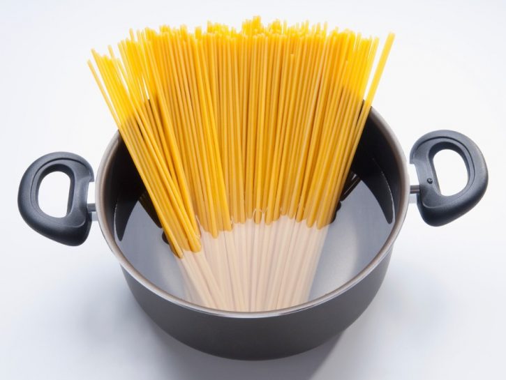 CUCINA E... BENESSERE! L'acqua di cottura della pasta è preziosa, in cucina e non solo. Invece di v