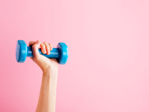 Home fitness: gli esercizi per tonificare braccia e spalle