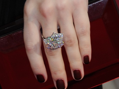 Mani chic: sì allo smalto, ma soprattutto alla cura