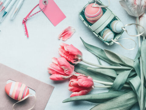 Decorazioni di Pasqua floreali: narcisi, gigli e tulipani per decorare casa