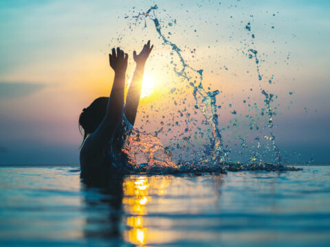 Il mare fa bene al corpo e alla mente: ci rende più felici e più belle