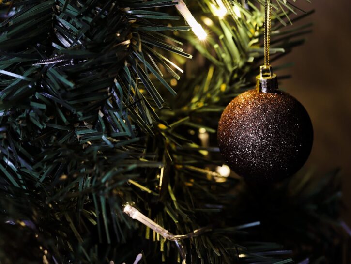 Come decorare una palla di Natale con la carta di riso