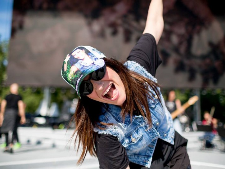 Laura Pausini con il merchandising del tour 2016 negli Stadi