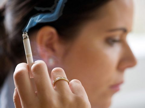 Come eliminare l'odore di fumo da casa