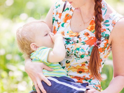 Mamme, allattate in pubblico. Ve lo dice il pediatra