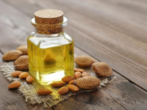 Come struccarsi con l'olio di mandorle