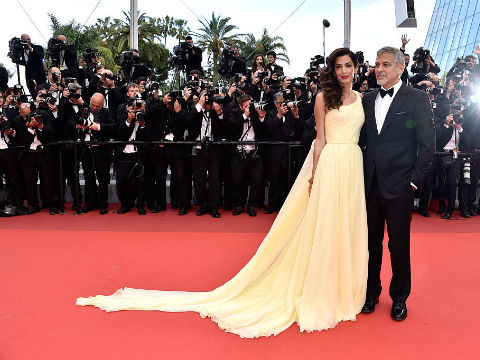 Amal Clooney illumina il red carpet