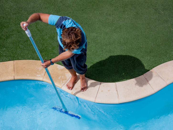 Come pulire la piscina: pareti, filtri e acqua
