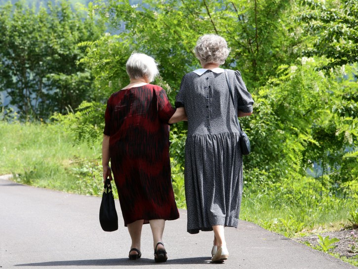 Donne anziane passeggiata