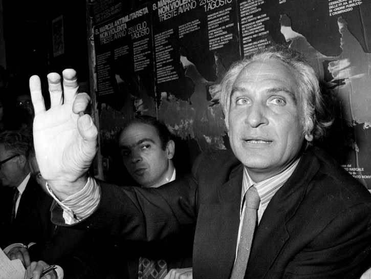 Marco Pannella nella sede del partito radicale italiano mostra un piccolo quantitativo di hascisc il giorno in cui fu arrestato per aver fumato uno spinello pubblicamente. Roma, 2 luglio 1975.