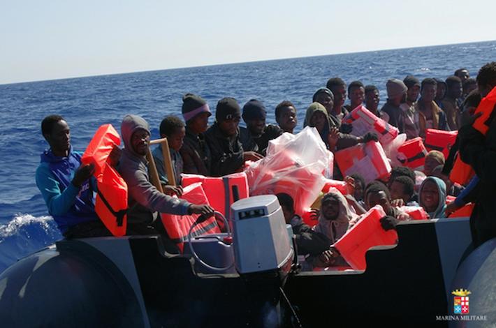 Migranti: oltre duemila persone soccorse in canale Sicilia