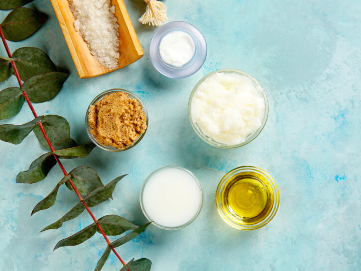 Dal bagno alle erbe, all'impacco all'argilla: 4 ricette naturali anticellulite
