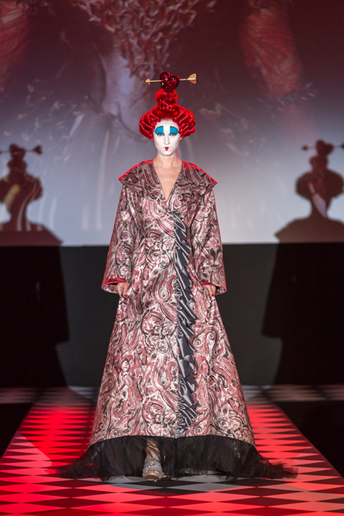 Dal cinema alla moda: vestiamoci come Alice attraverso lo specchio