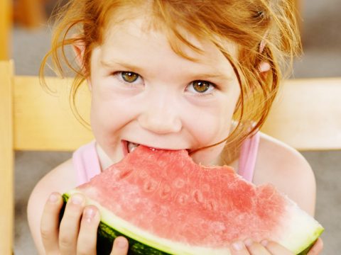 I cibi più sani dell’estate? Ecco come proporli ai bambini