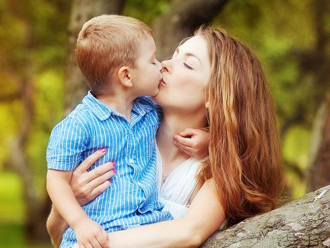 È giusto baciare i bambini sulla bocca?