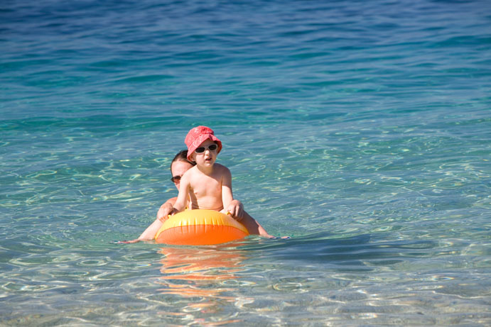 bambina con mamma al mare