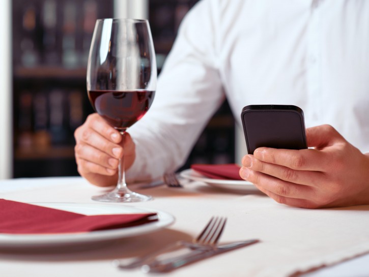 Cellulare a tavola al ristorante