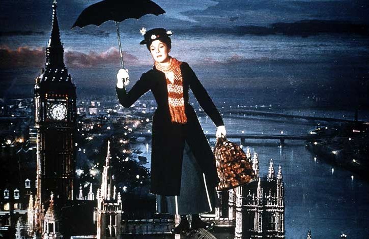 Julie Andrews alias Mary Poppins vola sopra i tetti londinesi in una scena del film