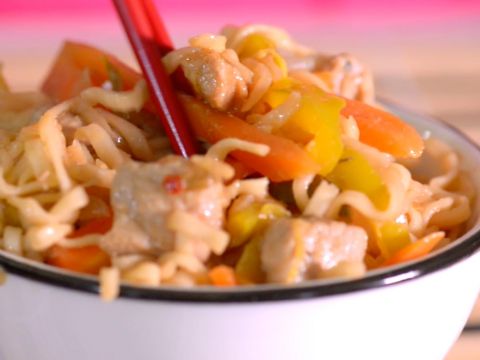 Video ricetta: Noodles con maiale in agrodolce