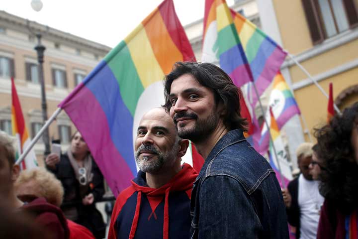 coppia gay durante una manifestazione