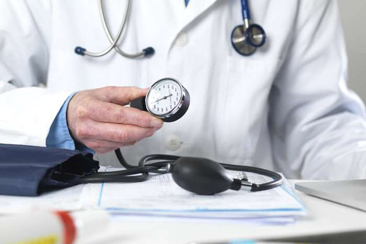 medico con stetoscopio