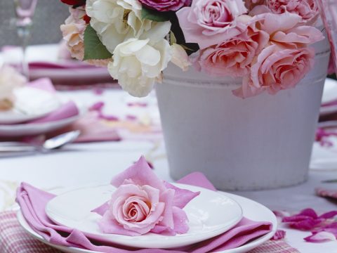 7 idee per decorare la tavola estiva con i fiori freschi