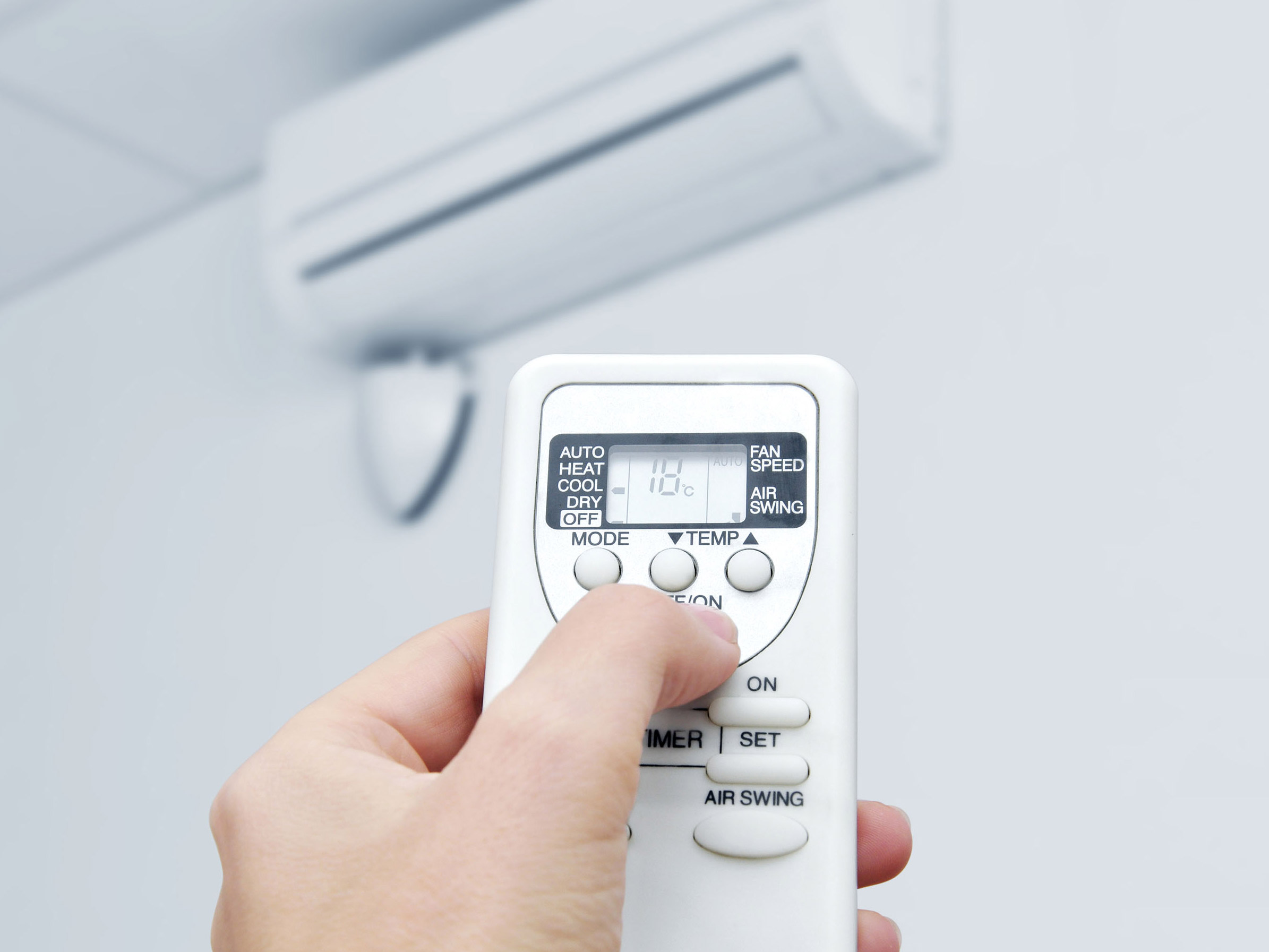 Человек включает кондиционер. Пульт для сплит системы. Кондиционер. Кондиционер не включи. Кондиционер не включи.