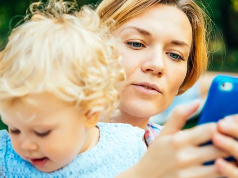 I gruppi WhatsApp servono davvero alle mamme?