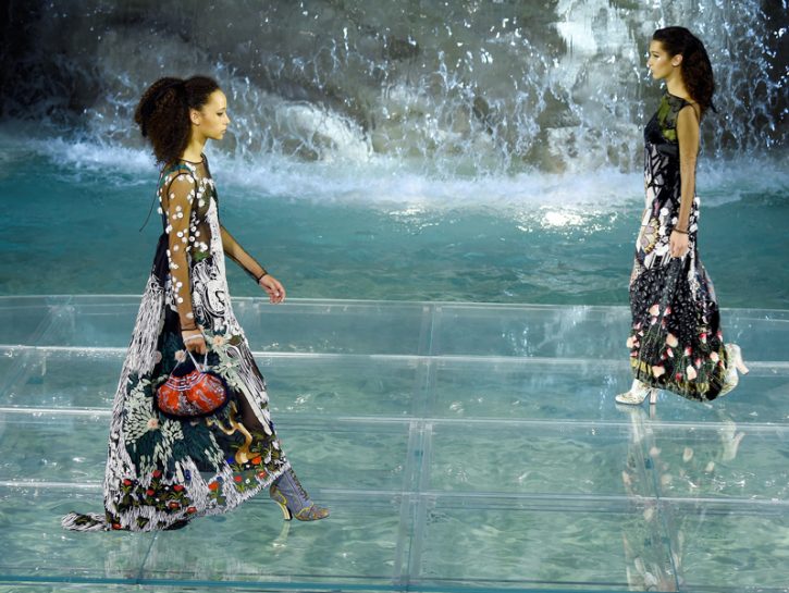 Fendi sfila a Roma sulla Fontana di Trevi