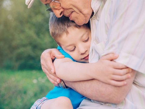 Quando il nonno si ammala: vivere le emozioni con i bambini