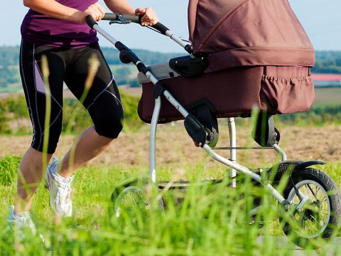 Camminare col passeggino o con la fascia per tornare in forma