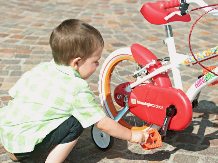 Bambino gioca con minibike