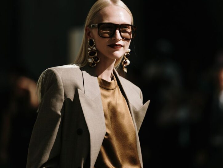 Color fango: abbinamenti abbigliamento, trucco e accessori