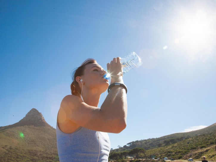 Ragazza bottiglia acqua vacanza