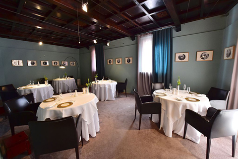 Vado al ristorante nudista. E non ho niente da mettermi
