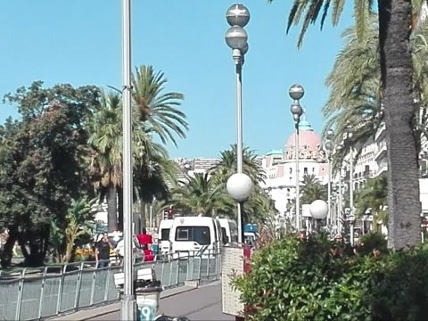Attentato di Nizza, la Procura: “Non postate immagini sui social”
