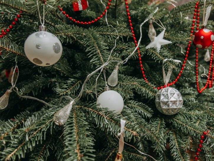 Come creare palle di Natale con paesaggi all'interno