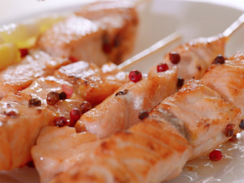 Video ricetta: Spiedini di salmone al pepe rosa