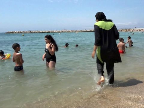 Burkini: cos’è e perché in Francia lo vietano