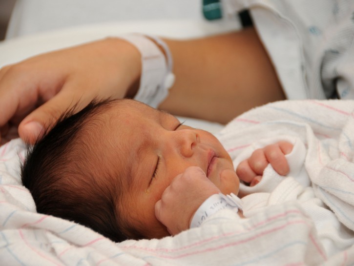 Bambino neonato ospedale mamma